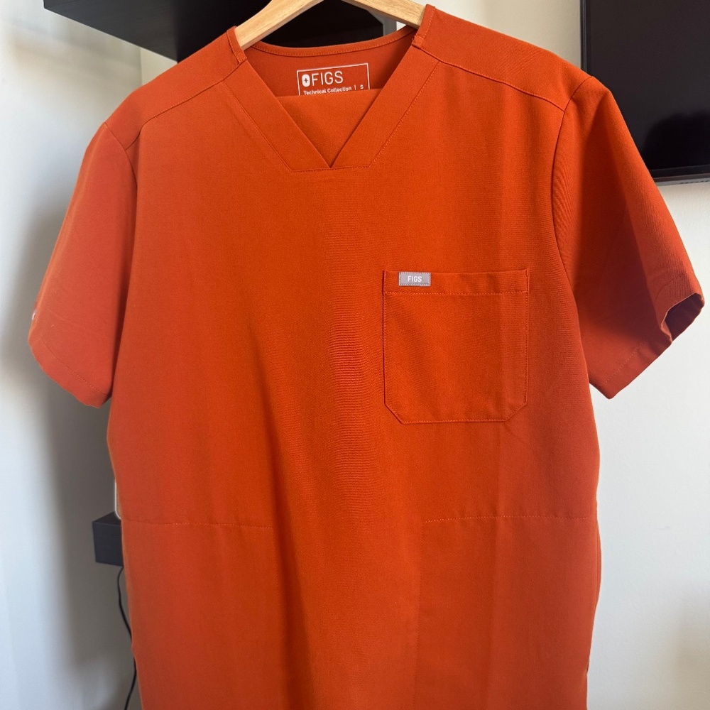 Men’s Figs Small  Scrub Top - Dirty Chai / Orange